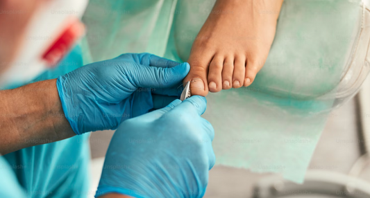 Dicke Zehennägel im Alter: Ursachen, Pflege & die richtigen Werkzeuge