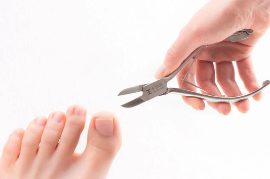 Wie schneide ich Fußnägel richtig und welche Nagelzange eignet sich am besten dafür?