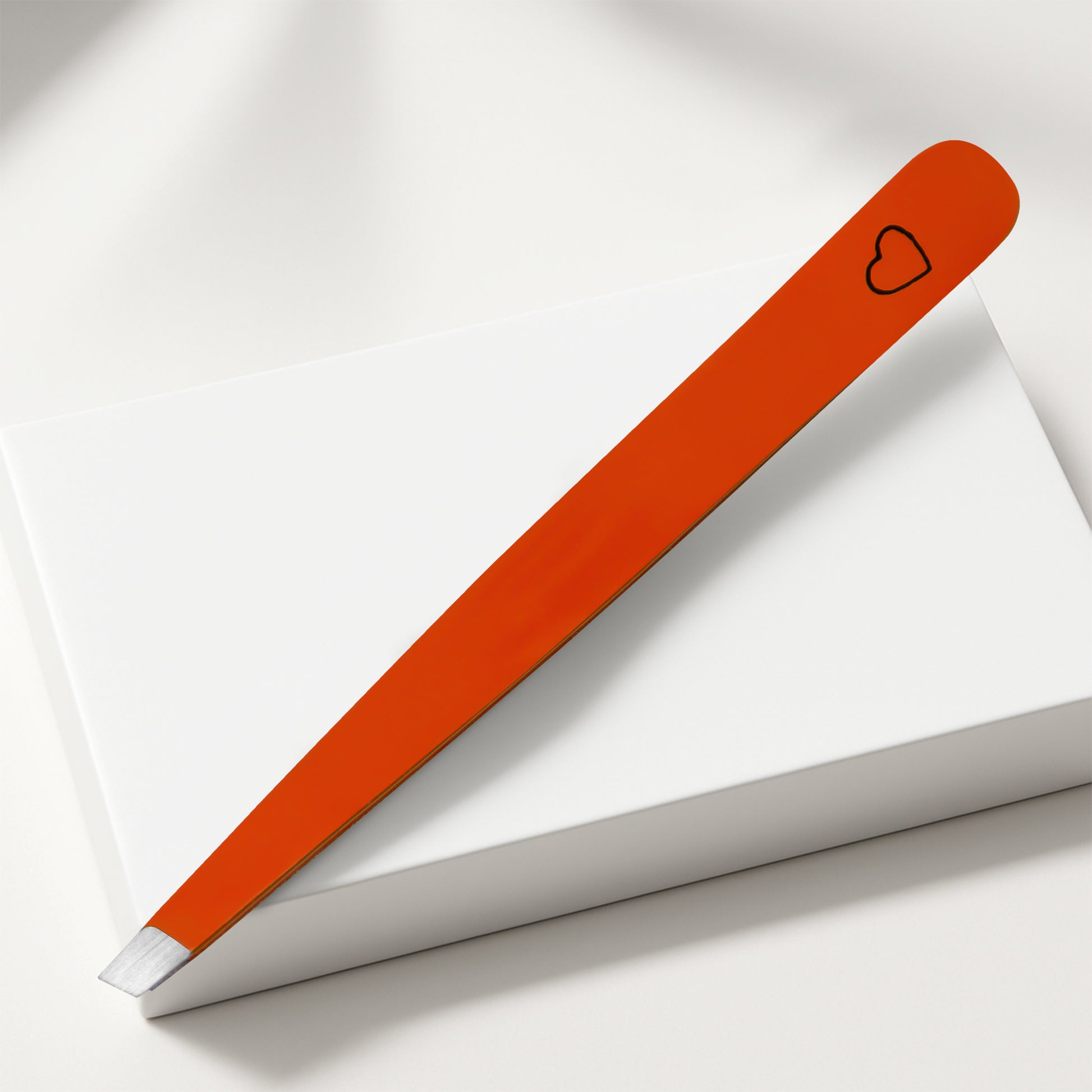 Augenbrauenpinzette mit schräger Spitze – Rot