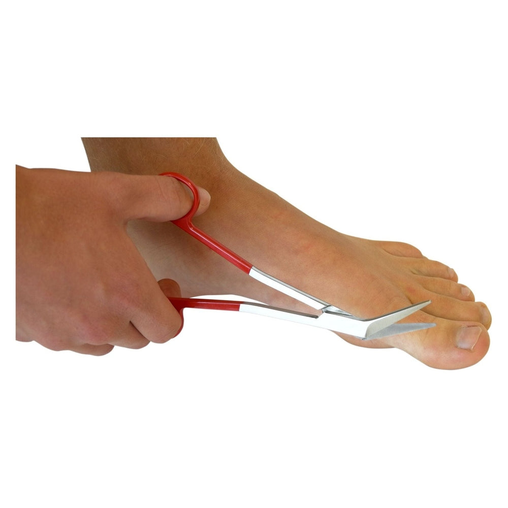 Zehennagelschere mit ergonomisch gewinkelten Schenkeln für die präzise Fußnagelpflege